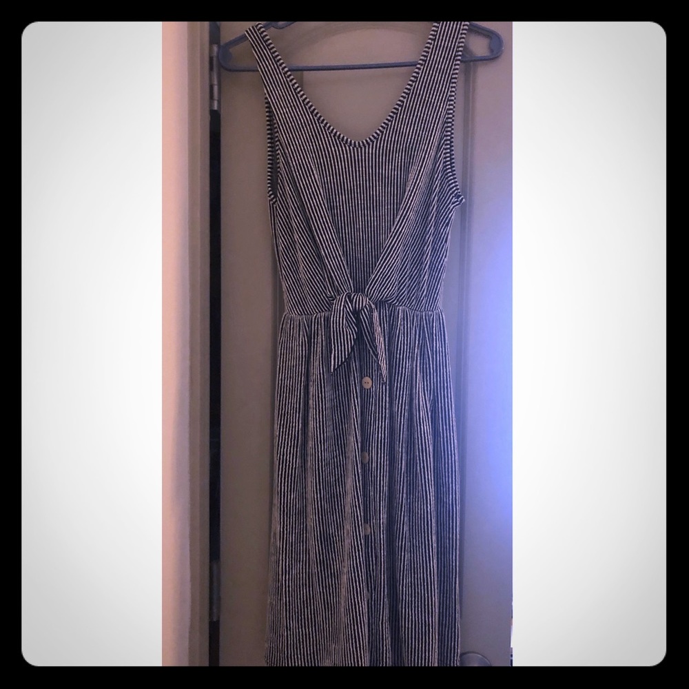 Black & white striped dress w knot tie & buttons